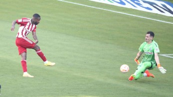 Με το δεξί ο Μίτσελ-Ο Ολυμπιακός κέρδισε  2-0 τον Ατρόμητο με σκόρερ τον Μπακαμπού