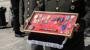 Τιμητική συνοδεία από τον Στρατό με τα παράσημα στην κηδεία του Χατζηφωτίου