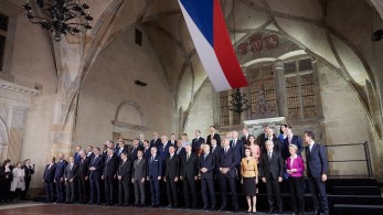 Πράγα: «Αποστάσεις» Μητσοτάκη – Ερντογάν και στην οικογενειακή φωτογραφία