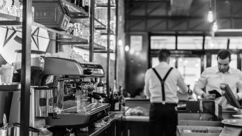 Πρόγραμμα 800 εκατ. ευρώ για την ενεργειακή στήριξη μικρομεσαίων επιχειρήσεων – Ποιοι ωφελούνται