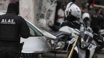 Στη φάκα αστυνομικός για πλαστογραφία και για παράβαση της νομοθεσίας για τα όπλα