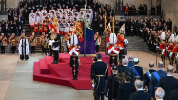 Περίπου 30 εκατ. τηλεθεατές παρακολούθησαν την κηδεία της Ελισάβετ