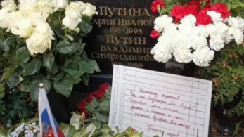 «Ο γιος σας συμπεριφέρεται απαράδεκτα» -Το επικό σημείωμα από ακτιβιστές στον τάφο των γονιών του Πούτιν