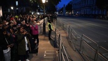 Πλήθος κόσμου απότισε φόρο τιμής στην Ελισάβετ