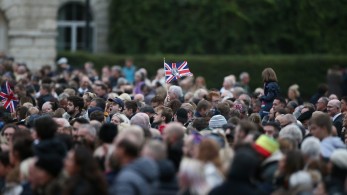 Από το ξημέρωμα στους δρόμους οι Βρετανοί για την κηδεία της Ελισάβετ