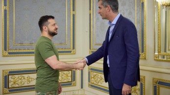 Athens Democracy Forum: Ο Μπακογιάννης βραβεύει τον Ζελένσκι