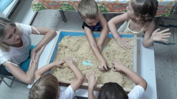 Παιχνίδια με την άμμο για προσφυγόπουλα από την Ουκρανία