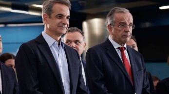 Το μήνυμα Σαμαρά από το λιμάνι, εκ δεξιών του Μητσοτάκη