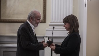 Κατερίνα Σακελλαροπούλου παράσημα σε καταξιωμένες προσωπικότητες των Γραμμάτων και των Τεχνών