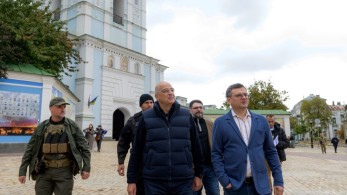 Στο Κίεβο ο Νίκος Δένδιας – Από το καταφύγιο η συνέντευξη Τύπου με τον Ουκρανό ομόλογό του