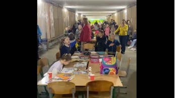 Κίεβο: Μαθητές ψέλνουν τον εθνικό ύμνο από τα καταφύγια