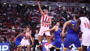 Άνετη νίκη για Ολυμπιακό και αποθέωση Σπανούλη