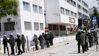 Επίθεση κουκουλοφόρων σε δυνάμεις των ΜΑΤ έξω από το ΑΠΘ