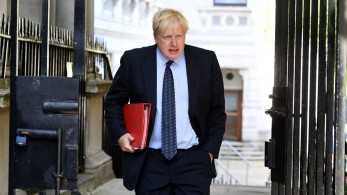 Βρετανία: Ο Μπόρις Τζόνσον επιστρέφει από την Καραϊβική για την επάνοδό στην πρωθυπουργία