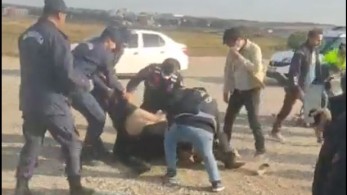 Νέο βίντεο με αγριότητες Τούρκων εναντίον μεταναστών στα σύνορα – Χτυπούν άνδρες, γυναίκες και παιδιά