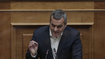 Σε… αβλεψία συνεργάτη αποδίδει ο Μαμουλάκης το χυδαίο hashtag για τη ΝΔ