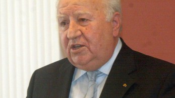 Πέθανε ο σεισμολόγος Βασίλης Παπαζάχος