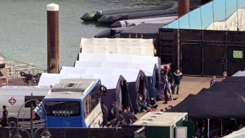 Βρετανία: Άνδρας έριξε βόμβες μολότοφ σε κέντρο μετανάστευσης και στη συνέχεια αυτοκτόνησε