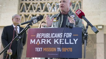 ΗΠΑ: Ο Δημοκρατικός  Γερουσιαστής Μαρκ Κέλυ επανεξελέγη στην Αριζόνα