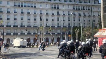 Επεισόδια στο Σύνταγμα – Άγνωστοι επιχείρησαν να σπάσουν τον αστυνομικό κλοιό