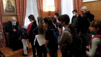 Μαθητές από τη Θήβα στον αρχιεπίσκοπο Ιερώνυμο