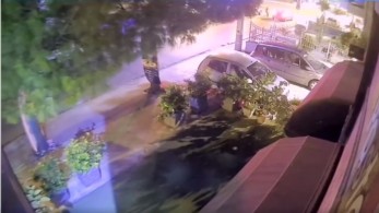 Bίντεο – ντοκουμέντο από τον «δράκο» του Φαλήρου την στιγμή που «Μπουκάρει» στο αμάξι της 24χρονης