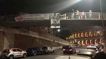 Ρώμη: Ιταλοί νεοφασίστες κρέμασαν πανό του Μουσολίνι στο Κολοσσαίο