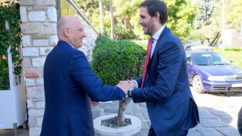 Συζήτηση εφ’όλης της ύλης είχε ο Δένδιας με τον Ολλανδό ομολογό του