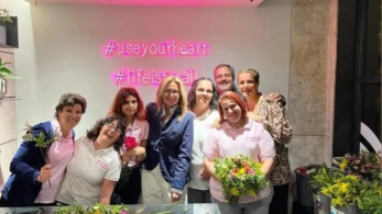 Η Μαρέβα Γκραμπόφσκι συστήνει το νέο ανθοπωλείο της Βουλής  