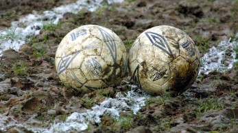 Έπεσε ξύλο σε αγώνα ποδοσφαίρου γυναικών (Βίντεο)