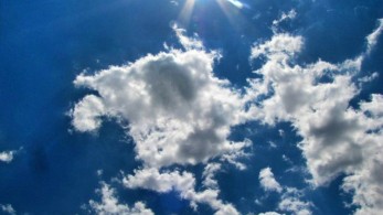 Αίθριος ο καιρός με λίγες νεφώσεις-Έως 23 βαθμούς η θερμοκρασία