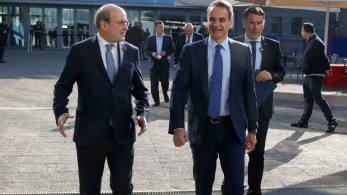 Γιατί ο Μητσοτάκης είπε στον Χατζηδάκη ότι “δεν κινδυνεύεις να σου πέσουν τα μαλλιά”