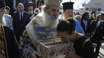 Με τιμές αρχηγού κράτους έφτασε η Αγία Ζώνη της Παναγίας στον Πειραιά