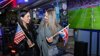 Ο αγώνας Αγγλία-ΗΠΑ όπως τον έζησαν οι φίλαθλοι σε κατάστημα ΟΠΑΠ στη Θεσσαλονίκη