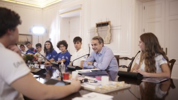 Συνάντηση Μητσοτάκη με μαθητές ρομποτικής: Πραγματικά εντυπωσιακό το προϊόν που κατασκευάσατε