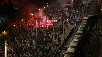 Πολυτεχνείο: Ολοκληρώθηκε η πορεία – Μικροεπεισόδια στη πλατεία Κλαυθμώνος