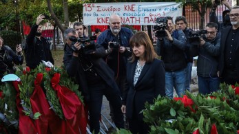 Κατέθεσε στεφάνι στο Πολυτεχνείο η Σακελλαροπούλου: “O αγώνας για τη δημοκρατία είναι διαρκής και απαιτητικός”