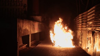 Πολυτεχνείο: Επεισόδια στη Θεσσαλονίκη – Κάηκε ολοσχερώς μοτοσυκλέτα από μολότοφ