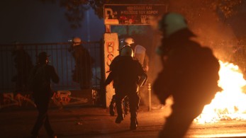 Πολυτεχνείο: «Βροχή» μολότοφ σε Πάτρα και Θεσσαλονίκη – «Φρούριο» τα Εξάρχεια