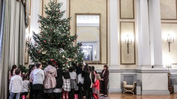 Η Σακελλαροπούλου στόλισε το δέντρο του Προεδρικού Μεγάρου παρέα με παιδιά από το Χατζηκυριάκειο Ίδρυμα