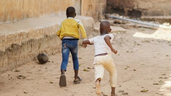 Συγκλονίζει τη Γαλλία το σκάνδαλο των υιοθετημένων από γαλλικές οικογένειες «κλεμμένων παιδιών»