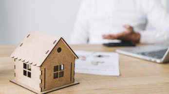 Σχέδιο επιδότησης δανείων – Αυξήσεις «σοκ» στα επιτόκια-Παρέμβαση Σταϊκούρα