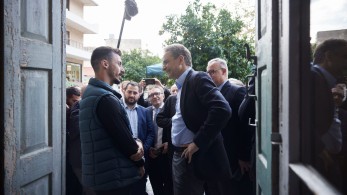 Συνάντηση Μητσοτάκη με τον πρωταθλητή του μαραθωνίου Κώστα Γκελαούζο στην Άμφισσα