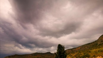 Καιρός: Βροχές και μικρή πτώση της θερμοκρασίας