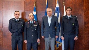 Συνάντηση Θεοδωρικάκου με αστυνομικούς που χειριστήκαν υπόθεση ενδοοικογενειακής βίας  