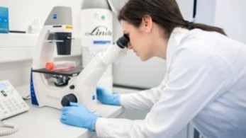 Πράσινο φως για το πρώτο εργαστηριακό κρέας πουλερικών για ανθρώπινη κατανάλωση από την FDA