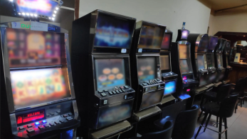 Έφοδος της ΕΛ.ΑΣ. και 3 συλλήψεις σε στέκι παράνομου τζόγου στην Αττική – Βίντεο και φωτογραφίες από το κατάστημα