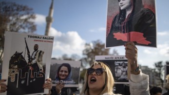 Ιράν: Συνελήφθη ο δικηγόρος των δύο δημοσιογράφων που κάλυψαν τον θάνατο της Αμινί