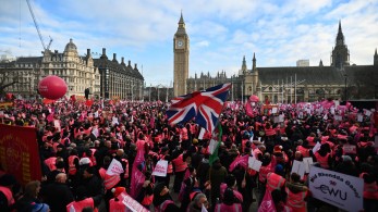 Βρετανία: Εκατομμύρια νοικοκυριά θα παγώσουν-Μπαράζ απεργιών