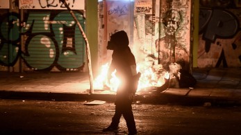 Εξάρχεια: «Βροχή» μολότοφ κατά αστυνομικών –  Φθορές σε δύο αυτοκίνητα (ΒΙΝΤΕΟ)